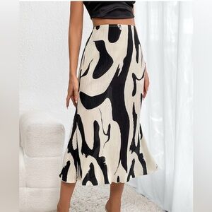 Womens White and Black Graphic Print Skirt